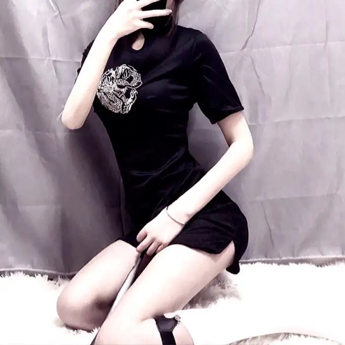 云雾笼罩的山峰